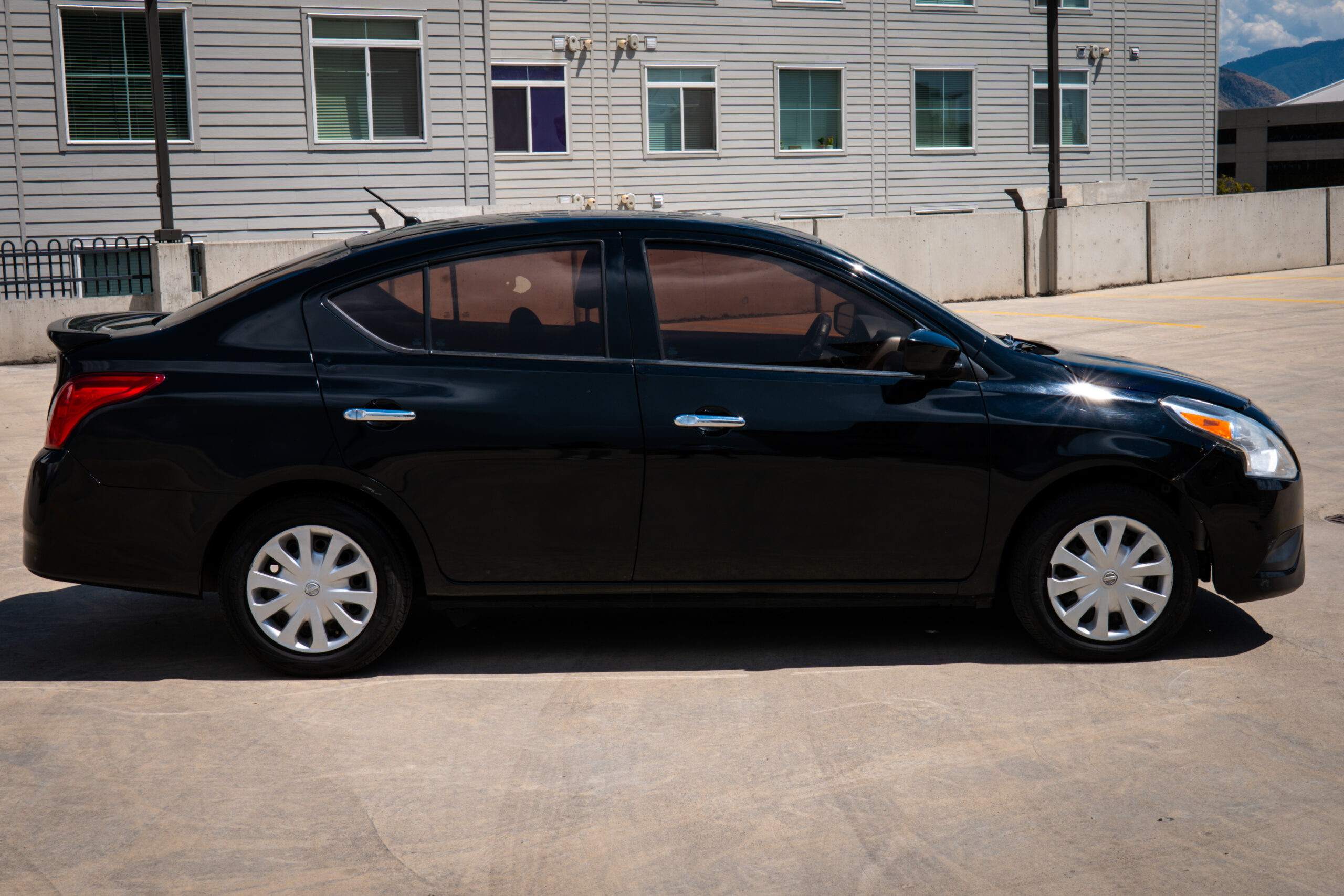 
								2017 Nissan Versa SV Sedan 4D full									
